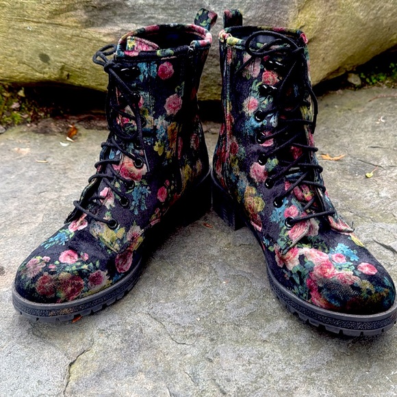 MADDEN GIRL ELOISEE BLACK FLORAL VELVET LACE UP COMBAT BOOTS -8.5 -π€π₯ - Picture 7 of 12